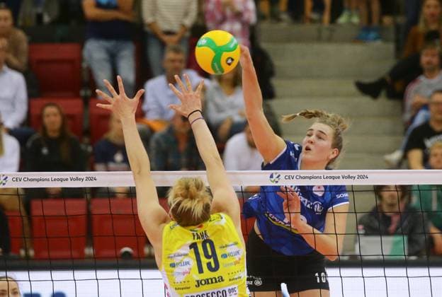 Stuttgart , Volleyball CEV Champions League , Allianz MTV Stuttgart vs. Imoco Volley Conegliano , rechts: Jolien Knollema ( Stgt )