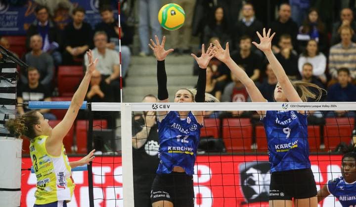 Stuttgart , Volleyball CEV Champions League , Allianz MTV Stuttgart vs. Imoco Volley Conegliano , von links: Kelsey Robinson-Cook ( Coneglione ) Britt Bongaerts Eline Timmerman ( Stgt