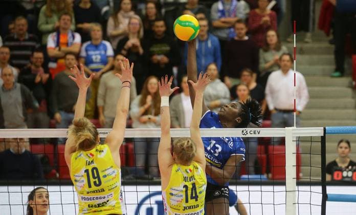 Stuttgart , Volleyball CEV Champions League , Allianz MTV Stuttgart vs. Imoco Volley Conegliano , rechts: Krystal Rivers ( Stgt )
