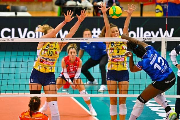 CEV CL, Allianz MTV Stuttgart vs Imoco Conegliano, ITA 15.11..2023 CEV, CL, Volleyball, Damen, Saison 2023 24, Allianz MTV Stuttgart (in blau), gegen Imoco Conegliano (ITA, in gelb), 13 Krystal Rivers im Angriff gegen 3 Kelsey Robinson-Cook, 19 Sarah FAhr, Copyright: xBEAUTIFULxSPORTS TomxBlochx