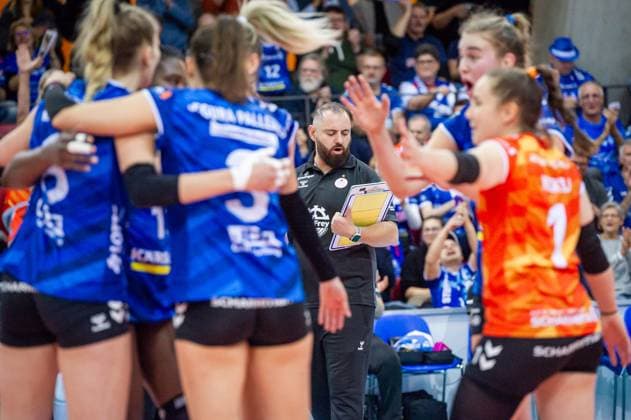 Konstantin Bitter (Trainer Allianz MTV Stuttgart) - Taktiker im Hintergrund Volleyball Champions League - Allianz MTV Stuttgart - Imoco Volley Conegliano, 15.11.2023, Stuttgart (SCHARRena), Volleyball Champions League - Allianz MTV Stuttgart - Imoco Volley Conegliano, 15.11.2023, Stuttgart (SCHARRena), Stuttgart Copyright: xSandyxDinkelackerx EP_SDR