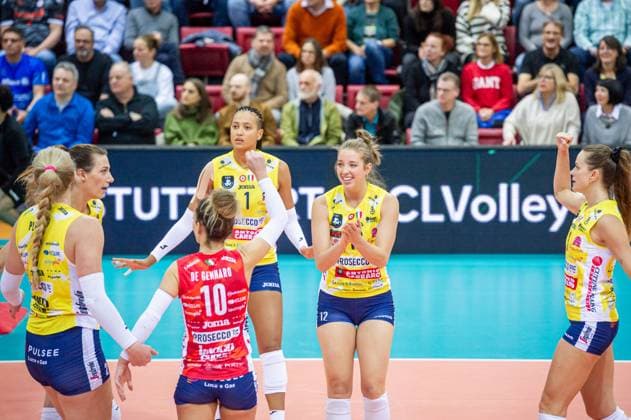 Madison Bugg (Imoco Volley Conegliano, 12), Mitte, freut sich mit Team Volleyball Champions League - Allianz MTV Stuttgart - Imoco Volley Conegliano, 15.11.2023, Stuttgart (SCHARRena), Volleyball Champions League - Allianz MTV Stuttgart - Imoco Volley Conegliano, 15.11.2023, Stuttgart (SCHARRena), Stuttgart Copyright: xSandyxDinkelackerx EP_SDR