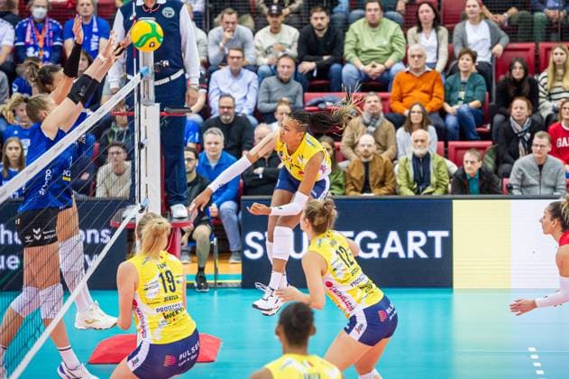 Vittoria Piani (Imoco Volley Conegliano, 01) gegen Stuttgarter Block aus vl: Monique Strubbe (Allianz MTV Stuttgart, 08) und Maria Segura Palleres (Allianz MTV Stuttgart, 03) Volleyball Champions League - Allianz MTV Stuttgart - Imoco Volley Conegliano, 15.11.2023, Stuttgart (SCHARRena), Volleyball Champions League - Allianz MTV Stuttgart - Imoco Volley Conegliano, 15.11.2023, Stuttgart (SCHARRena), Stuttgart Copyright: xSandyxDinkelackerx EP_SDR