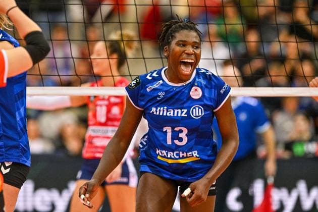 CEV CL, Allianz MTV Stuttgart vs Imoco Conegliano, ITA 15.11..2023 CEV, CL, Volleyball, Damen, Saison 2023 24, Allianz MTV Stuttgart (in blau), gegen Imoco Conegliano (ITA, in gelb), Krystal Rivers, Copyright: xBEAUTIFULxSPORTS TomxBlochx