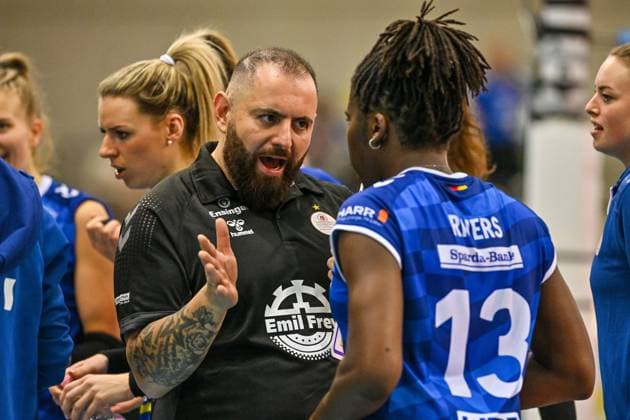 CEV CL, Allianz MTV Stuttgart vs Imoco Conegliano, ITA 15.11..2023 CEV, CL, Volleyball, Damen, Saison 2023 24, Allianz MTV Stuttgart (in blau), gegen Imoco Conegliano (ITA, in gelb), Stuttgarts Trainer Konstantin Bitter in der Auszeit mit Krystal Rivers, 13 Copyright: xBEAUTIFULxSPORTS TomxBlochx