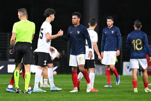 Players of france celebrate their side s victory after the match between France and Estonia U19 at Stade de la Source on November 15, 2023 in Orleans, France. ( Photo by federico pestellini panoramic ) - FOOTBALL : France vs Estonie U19 - Orleans - 15 11 2023 FedericoPestellini Panoramic 