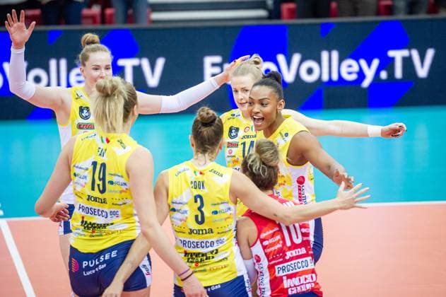 Jubel beim italienischen Team, vl: Isabelle Haak (Imoco Volley Conegliano, 11), Sarah Fahr (Imoco Volley Conegliano, 19), Kelsey Robinson Cook (Imoco Volley Conegliano, 03), Monica De Gennaro (Imoco Volley Conegliano, 10), Joanna Wolosz (Imoco Volley Conegliano, 14), Khalia Lanier (Imoco Volley Conegliano, 16) Volleyball Champions League - Allianz MTV Stuttgart - Imoco Volley Conegliano, 15.11.2023, Stuttgart (SCHARRena), Volleyball Champions League - Allianz MTV Stuttgart - Imoco Volley Conegliano, 15.11.2023, Stuttgart (SCHARRena), Stuttgart Copyright: xSandyxDinkelackerx EP_SDR