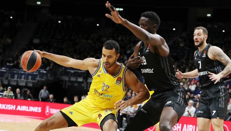 Sport Themen der Woche KW46 Sport Bilder des Tages Johannes Thiemann, Youssoupha Fall Zweikampf Spielszene Aktion Basketball Euroleague EL Herren Saison 2023 2024 15.11.2023 ALBA Berlin vs. ASVEL Villeurbanne *** Johannes Thiemann, Youssoupha Fall duel Match scene Action Sport Basketball Euroleague EL Men Season 2023 2024 15 11 2023 ALBA Berlin vs ASVEL Villeurbanne
