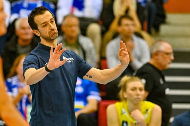 CEV CL, Allianz MTV Stuttgart vs Imoco Conegliano, ITA 15.11..2023 CEV, CL, Volleyball, Damen, Saison 2023 24, Allianz MTV Stuttgart (in blau), gegen Imoco Conegliano (ITA, in gelb), Imoco-Trainer Daniele Santarelli, Copyright: xBEAUTIFULxSPORTS TomxBlochx