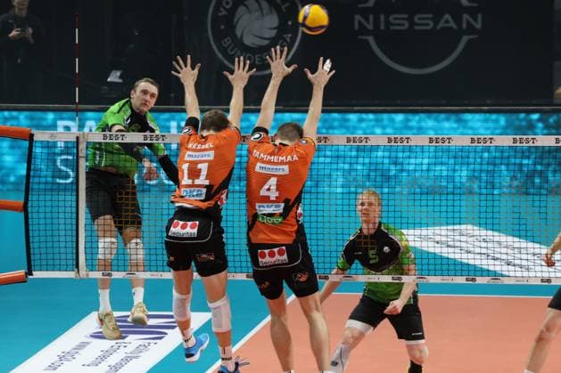 DEU, DVV, 1.VBL, BR Volleys vs. Bitterfeld-Wolfen, 15.11.2023, Max-Schmeling-Halle, Berlin, DEU, DVV, 1.VBL, BR Volleys vs. Bitterfeld-Wolfen, im Bild Cody Kessel (BR Volleys 11), Timo Tammemaa (BR Volleys 4), Logan House (Bitterfeld-Wolfen 8) Foto: Juergen Engler nordphoto GmbH