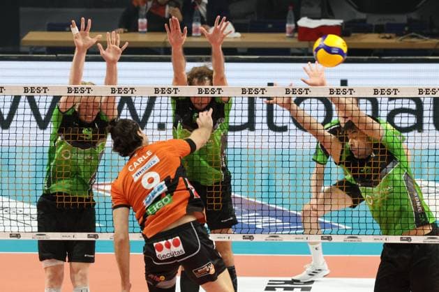 DEU, DVV, 1.VBL, BR Volleys vs. Bitterfeld-Wolfen, 15.11.2023, Max-Schmeling-Halle, Berlin, DEU, DVV, 1.VBL, BR Volleys vs. Bitterfeld-Wolfen, im Bild Timothee Carle (BR Volleys 9), Matus Jalovecky (Bitterfeld-Wolfen 5), Eric Christopher Visgitis (Bitterfeld-Wolfen 4), Ben-Simon Bonin (Bitterfeld-Wolfen 16) Foto: Juergen Engler nordphoto GmbH