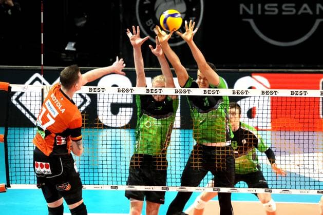 DEU, DVV, 1.VBL, BR Volleys vs. Bitterfeld-Wolfen, 15.11.2023, Max-Schmeling-Halle, Berlin, DEU, DVV, 1.VBL, BR Volleys vs. Bitterfeld-Wolfen, im Bild Marek Sotola (BR Volleys 17), Julian Hoyer (Bitterfeld-Wolfen 6), Sebastian Lucas Roesler (Bitterfeld-Wolfen 11) Foto: Juergen Engler nordphoto GmbH