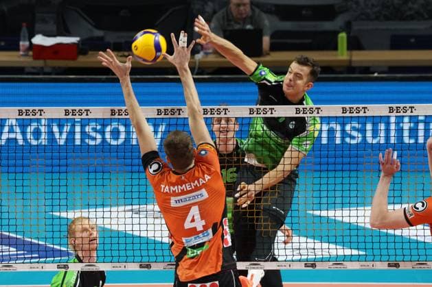 DEU, DVV, 1.VBL, BR Volleys vs. Bitterfeld-Wolfen, 15.11.2023, Max-Schmeling-Halle, Berlin, DEU, DVV, 1.VBL, BR Volleys vs. Bitterfeld-Wolfen, im Bild Timo Tammemaa (BR Volleys 4), Sebastian Lucas Roesler (Bitterfeld-Wolfen 11) Foto: Juergen Engler nordphoto GmbH