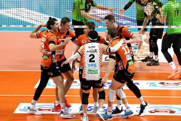 DEU, DVV, 1.VBL, BR Volleys vs. Bitterfeld-Wolfen, 15.11.2023, Max-Schmeling-Halle, Berlin, DEU, DVV, 1.VBL, BR Volleys vs. Bitterfeld-Wolfen, im Bild BR Volleys-Spielerkreis Foto: Juergen Engler nordphoto GmbH