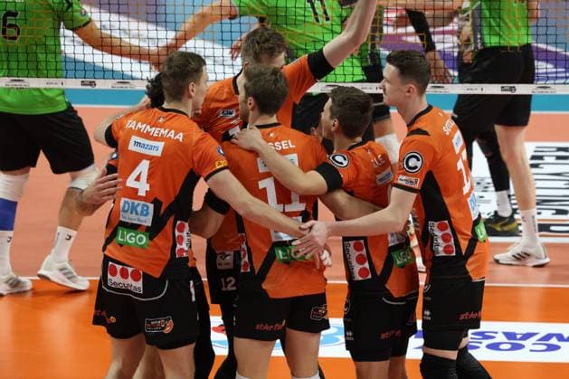 DEU, DVV, 1.VBL, BR Volleys vs. Bitterfeld-Wolfen, 15.11.2023, Max-Schmeling-Halle, Berlin, DEU, DVV, 1.VBL, BR Volleys vs. Bitterfeld-Wolfen, im Bild BR Volleys-Spielerkreis Foto: Juergen Engler nordphoto GmbH