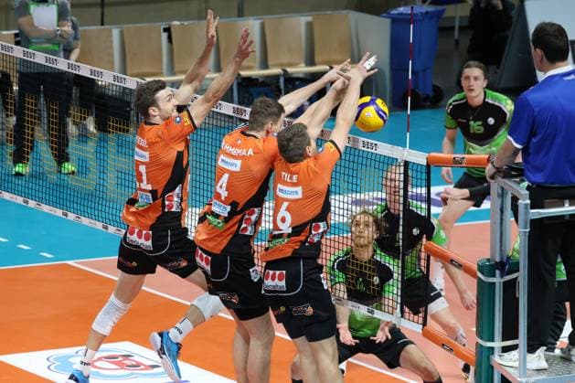 Sport Bilder des Tages DEU, DVV, 1.VBL, BR Volleys vs. Bitterfeld-Wolfen, 15.11.2023, Max-Schmeling-Halle, Berlin, DEU, DVV, 1.VBL, BR Volleys vs. Bitterfeld-Wolfen, im Bild Timo Tammemaa (BR Volleys 4), Cody Kessel (BR Volleys 11), Johannes Tille (BR Volleys 6), Matus Jalovecky (Bitterfeld-Wolfen 5), Eric Christopher Visgitis (Bitterfeld-Wolfen 4) Foto: Juergen Engler nordphoto GmbH
