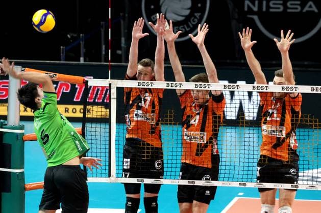 DEU, DVV, 1.VBL, BR Volleys vs. Bitterfeld-Wolfen, 15.11.2023, Max-Schmeling-Halle, Berlin, DEU, DVV, 1.VBL, BR Volleys vs. Bitterfeld-Wolfen, im Bild Marek Sotola (BR Volleys 17), Timo Tammemaa (BR Volleys 4), Tobias Krick (BR Volleys 21), Julian Hoyer (Bitterfeld-Wolfen 6) Foto: Juergen Engler nordphoto GmbH