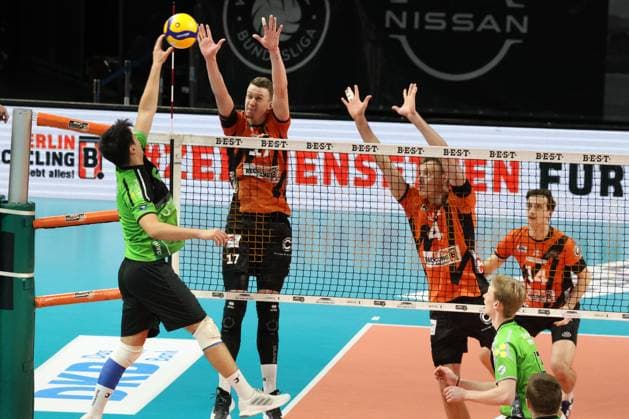 DEU, DVV, 1.VBL, BR Volleys vs. Bitterfeld-Wolfen, 15.11.2023, Max-Schmeling-Halle, Berlin, DEU, DVV, 1.VBL, BR Volleys vs. Bitterfeld-Wolfen, im Bild Marek Sotola (BR Volleys 17), Timo Tammemaa (BR Volleys 4), Leon Dervisaj (BR Volleys 14), Julian Hoyer (Bitterfeld-Wolfen 6) Foto: Juergen Engler nordphoto GmbH