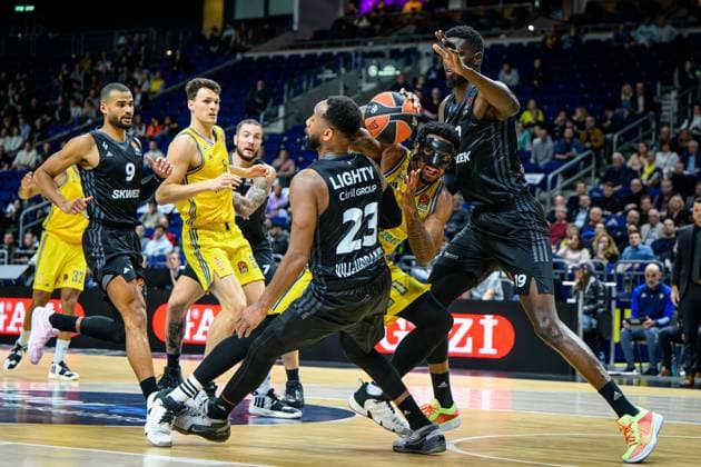 Sport Themen der Woche KW46 Sport Bilder des Tages Basketball Berlin 15.11.2023 Saison 2023 2024 Euroleague Regular Season Alba Berlin - LDLC ASVEL Villeurbanne Sterling Brown (Alba Berlin, No.00) Youssoupha Fall (Villeurbanne, No.19) David Lighty (Villeurbanne, No.23) *** Basketball Berlin 15 11 2023 Season 2023 2024 Euroleague Regular Season Alba Berlin LDLC ASVEL Villeurbanne Sterling Brown Alba Berlin, No 00 Youssoupha Fall Villeurbanne, No 19 David Lighty Villeurbanne, No 23