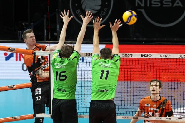 DEU, DVV, 1.VBL, BR Volleys vs. Bitterfeld-Wolfen, 15.11.2023, Max-Schmeling-Halle, Berlin, DEU, DVV, 1.VBL, BR Volleys vs. Bitterfeld-Wolfen, im Bild Marek Sotola (BR Volleys 17), Leon Dervisaj (BR Volleys 14), Ben-Simon Bonin (Bitterfeld-Wolfen 16), Sebastian Lucas Roesler (Bitterfeld-Wolfen 11) Foto: Juergen Engler nordphoto GmbH