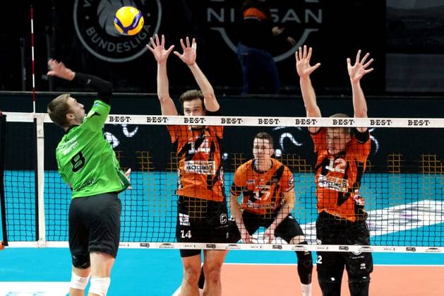 DEU, DVV, 1.VBL, BR Volleys vs. Bitterfeld-Wolfen, 15.11.2023, Max-Schmeling-Halle, Berlin, DEU, DVV, 1.VBL, BR Volleys vs. Bitterfeld-Wolfen, im Bild Leon Dervisaj (BR Volleys 14), Saso Stalekar (BR Volleys 12), Marek Sotola (BR Volleys 17), Logan House (Bitterfeld-Wolfen 8) Foto: Juergen Engler nordphoto GmbH
