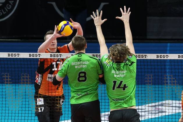 DEU, DVV, 1.VBL, BR Volleys vs. Bitterfeld-Wolfen, 15.11.2023, Max-Schmeling-Halle, Berlin, DEU, DVV, 1.VBL, BR Volleys vs. Bitterfeld-Wolfen, im Bild Marek Sotola (BR Volleys 17), Logan House (Bitterfeld-Wolfen 8), Peer Lindemann (Bitterfeld-Wolfen 14) Foto: Juergen Engler nordphoto GmbH