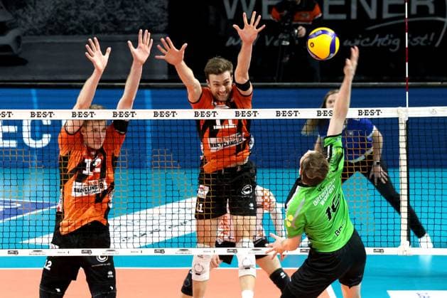 DEU, DVV, 1.VBL, BR Volleys vs. Bitterfeld-Wolfen, 15.11.2023, Max-Schmeling-Halle, Berlin, DEU, DVV, 1.VBL, BR Volleys vs. Bitterfeld-Wolfen, im Bild Saso Stalekar (BR Volleys 12), Cody Kessel (BR Volleys 11), Ben-Simon Bonin (Bitterfeld-Wolfen 16) Foto: Juergen Engler nordphoto GmbH