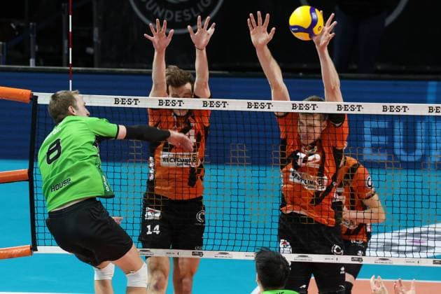 DEU, DVV, 1.VBL, BR Volleys vs. Bitterfeld-Wolfen, 15.11.2023, Max-Schmeling-Halle, Berlin, DEU, DVV, 1.VBL, BR Volleys vs. Bitterfeld-Wolfen, im Bild Leon Dervisaj (BR Volleys 14), Saso Stalekar (BR Volleys 12), Logan House (Bitterfeld-Wolfen 8) Foto: Juergen Engler nordphoto GmbH