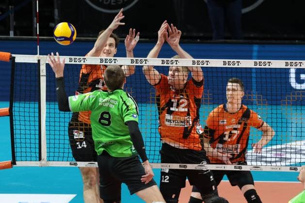 DEU, DVV, 1.VBL, BR Volleys vs. Bitterfeld-Wolfen, 15.11.2023, Max-Schmeling-Halle, Berlin, DEU, DVV, 1.VBL, BR Volleys vs. Bitterfeld-Wolfen, im Bild Leon Dervisaj (BR Volleys 14), Saso Stalekar (BR Volleys 12), Marek Sotola (BR Volleys 17), Logan House (Bitterfeld-Wolfen 8) Foto: Juergen Engler nordphoto GmbH
