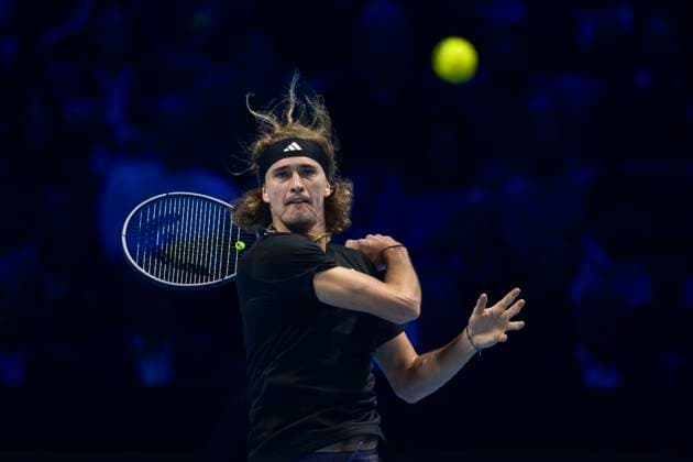 Nitto ATP, Tennis Herren Finals - Day Four Alexander Zverev of Germany plays a forehand during the round robin singles match against Daniil Medvedev of Russia during day four of the Nitto ATP Finals. Turin Italy Copyright: xNicolòxCampox