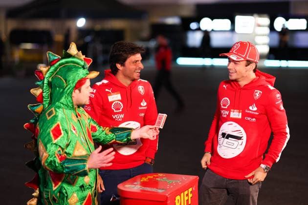 SAINZ Carlos (spa), Scuderia Ferrari SF-23, LECLERC Charles (mco), Scuderia Ferrari SF-23, portrait during the 2023 Formula 1 Heineken Silver Las Vegas Grand Prix, 21th round of the 2023 Formula One World Championship, WM, Weltmeisterschaft from November 17 to 19, 2023 on the Las Vegas Strip Circuit, in Las Vegas, USA - F1 - LAS VEGAS GRAND PRIX 2023 DPPI Panoramic 00123046_AV3_3431