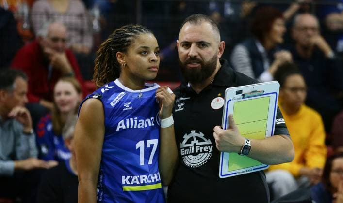Stuttgart , Volleyball CEV Champions League , Allianz MTV Stuttgart vs. Imoco Volley Conegliano , von links: Alexis hart TRainer Konstantin Bitter ( Stgt )