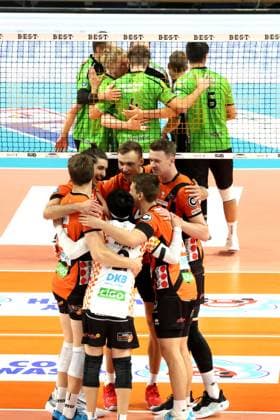DEU, DVV, 1.VBL, BR Volleys vs. Bitterfeld-Wolfen, 15.11.2023, Max-Schmeling-Halle, Berlin, DEU, DVV, 1.VBL, BR Volleys vs. Bitterfeld-Wolfen, im Bild BR Volleys-Spielerkreis, Bitterfelder-Spielerkreis Foto: Juergen Engler nordphoto GmbH