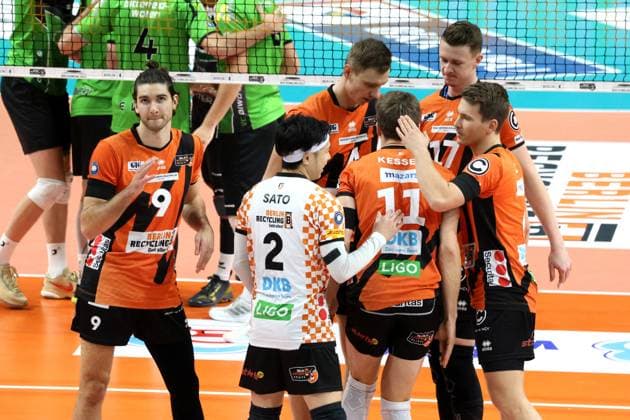 DEU, DVV, 1.VBL, BR Volleys vs. Bitterfeld-Wolfen, 15.11.2023, Max-Schmeling-Halle, Berlin, DEU, DVV, 1.VBL, BR Volleys vs. Bitterfeld-Wolfen, im Bild BR Volleys-Spielerkreis Foto: Juergen Engler nordphoto GmbH