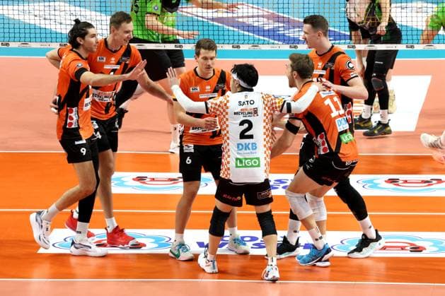 DEU, DVV, 1.VBL, BR Volleys vs. Bitterfeld-Wolfen, 15.11.2023, Max-Schmeling-Halle, Berlin, DEU, DVV, 1.VBL, BR Volleys vs. Bitterfeld-Wolfen, im Bild BR Volleys-Spielerkreis Foto: Juergen Engler nordphoto GmbH