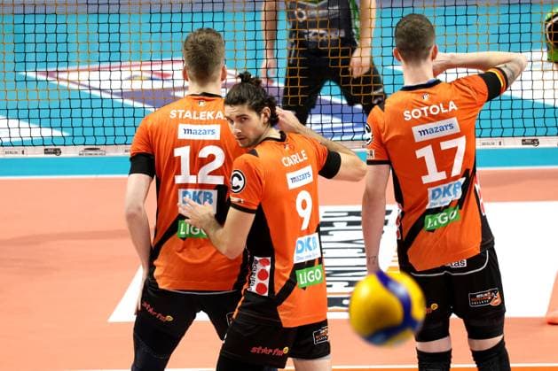 DEU, DVV, 1.VBL, BR Volleys vs. Bitterfeld-Wolfen, 15.11.2023, Max-Schmeling-Halle, Berlin, DEU, DVV, 1.VBL, BR Volleys vs. Bitterfeld-Wolfen, im Bild Timothee Carle (BR Volleys 9), Saso Stalekar (BR Volleys 12), Marek Sotola (BR Volleys 17) Foto: Juergen Engler nordphoto GmbH