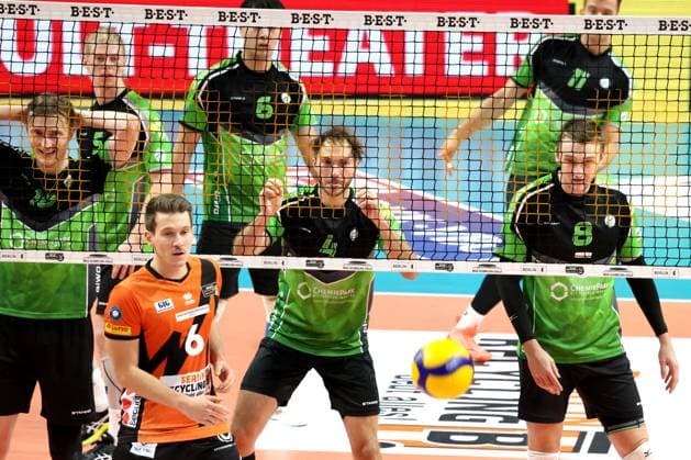 DEU, DVV, 1.VBL, BR Volleys vs. Bitterfeld-Wolfen, 15.11.2023, Max-Schmeling-Halle, Berlin, DEU, DVV, 1.VBL, BR Volleys vs. Bitterfeld-Wolfen, im Bild Bitterfelder-Spielerkreis, Eric Christopher Visgitis (Bitterfeld-Wolfen 4), Logan House (Bitterfeld-Wolfen 8), Johannes Tille (BR Volleys 6) Foto: Juergen Engler nordphoto GmbH