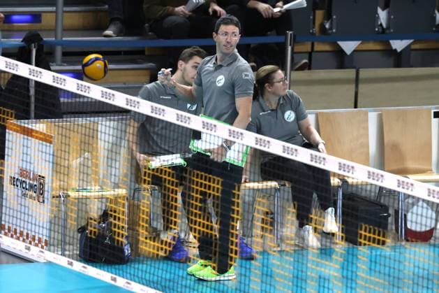 DEU, DVV, 1.VBL, BR Volleys vs. Bitterfeld-Wolfen, 15.11.2023, Max-Schmeling-Halle, Berlin, DEU, DVV, 1.VBL, BR Volleys vs. Bitterfeld-Wolfen, im Bild Trainer Alessandro Lodi (Bitterfeld-Wolfen) Foto: Juergen Engler nordphoto GmbH