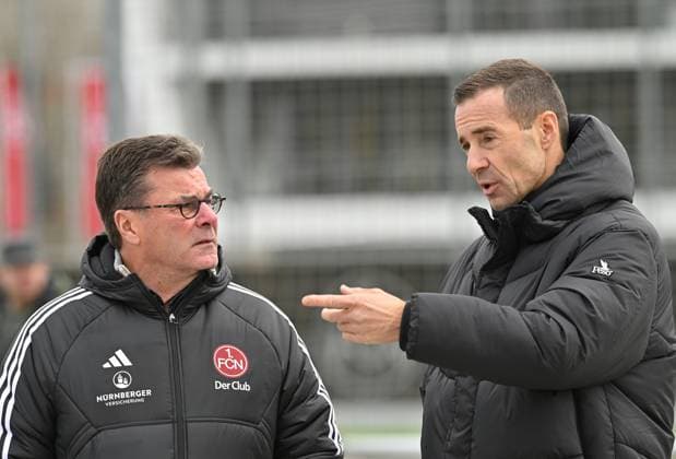 Sport Themen der Woche KW46 15.11.2023 - Fussball - 2. Fussball - Bundesliga - Saison 2023 2024 - 1. FC Nürnberg Nuernberg FCN ( Club ) - Training - Sportfoto Zink HMI -xhaxisx - Dieter Hecking unterhält sich mit Kai Pflaume *** 15 11 2023 Soccer 2 Soccer Bundesliga Season 2023 2024 1 FC Nürnberg Nuernberg FCN Club Training Sportfoto Zink HMI xhaxisx Dieter Hecking talks to Kai Pflaume
