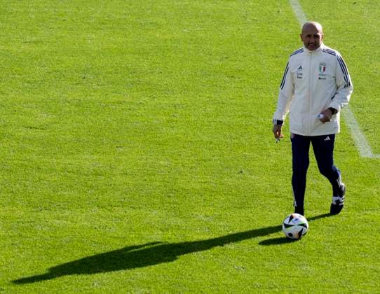 November 16, 2023, Florence, Italy: Head coach of the Italy national team, Nationalteam Luciano Spalletti during a training session of the Italian national soccer team at the Coverciano traning centre near Florence, Italy, 16 November 2023..ANSA CLAUDIO GIOVANNINI UEFA EURO, EM, Europameisterschaft,Fussball 2024: Italy s training session  - ZUMAa110 20231116_zaf_a110_004 Copyright: xClaudioxGiovanninix