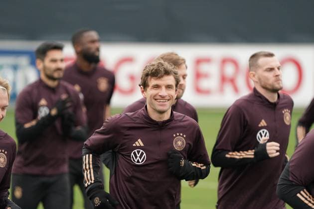 Thomas Müller (Deutschland Germany) gut gelaunt - 16.11.2023: Training Deutsche Nationalmannschaft, DFB-Campus Frankfurt