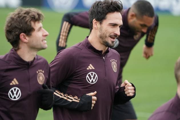 Mats Hummels (Deutschland Germany) erstmals im Training dabei mit Thomas Müller (Deutschland Germany) - 16.11.2023: Training Deutsche Nationalmannschaft, DFB-Campus Frankfurt *** Mats Hummels Germany Germany in training for the first time with Thomas Müller Germany Germany 16 11 2023 Training German national team, DFB Campus Frankfurt