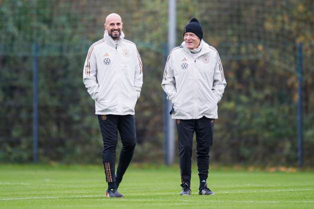 16.11.2023 - Fußball, 2023 2024, Training U21, U 21 Deutsche Nationalmannschaft: (L-R) Antonio Di Salvo (Trainer - Deutschland), Hermann Gerland (Co-Trainer - Deutschland) Harsewinkel Nordrhein-Westfalen Deutschland Klosterpforte
