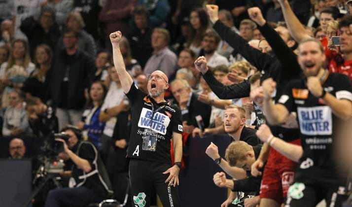 Bilder des Jahres 2023, Sport 11 November Sport Themen der Woche KW46 Sport Bilder des Tages photo : Jubel bei Trainer Stefan Madsen ( Aalborg ) Handball Herren Do. 16.11.2023 Championsleague Mens EHF Champions LEAGUE Group Stage Thu. 23-11-16 THW Kiel - Aalborg Handbold 18 - 27 *** photo Coach Stefan Madsen jubilant Aalborg Handball Men Thu 16 11 2023 Champions League Mens EHF Champions LEAGUE Group Stage Thu 23 11 16 THW Kiel Aalborg Handbold 18 27