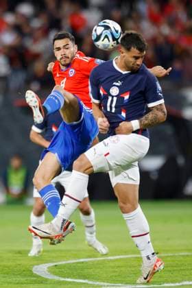 Sport Themen der Woche KW46 Sport Bilder des Tages Futbol, Chile vs Paraguay Quinta fecha, eliminatorias al mundial 2026. El jugador de la seleccion chilena Gabriel Suazo, izquierda, disputa el balon con Gabriel Avalos de Paraguay durante el partido de clasificacion al mundial 2026 realizado en el estadio Monumental de Santiago, Chile. 16 11 2023 Pepe Alvujar Photosport Football, Chile vs Paraguay 5nd turn, 2026 World cup qualifiers. Chile™s player Gabriel Suazo, left, vies for the ball against Gabriel Avalos of Paraguay during the 2026 World Cup qualifier match held at the Monumental stadium in Santiago, Chile. 16 11 2023 Pepe Alvujar Photosport Chile vs Paraguay, eliminatorias al mundial 2026
