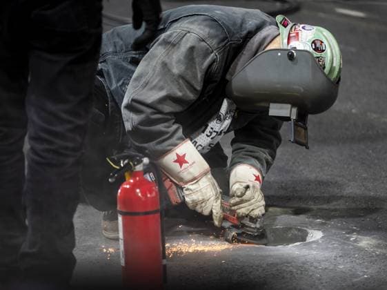 LAS VEGAS - Work on the loose manhole cover caused the 1st free practice to be halted prematurely prior to the Las Vegas Formula 1 Grand Prix at the Las Vegas Strip Circuit in Nevada. ANP SEM VAN DER WAL F1 Grand Prix of Las Vegas - Practice 2022 23 xVIxANPxSportx xxANPxIVx 484067090 originalFilename: 484067090.jpg