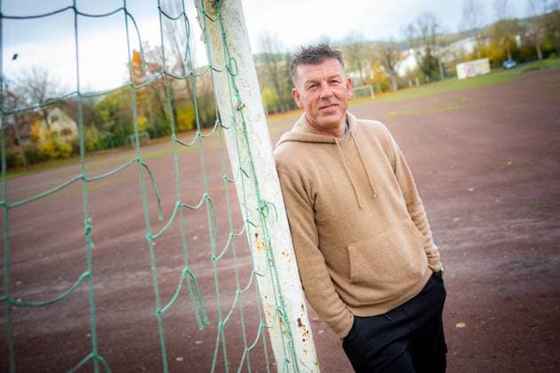 Jena , 161123 , Ex-Nationalspieler Bernd Schneider in Jena am Sportplatz rote Erde zumk 50. Geburtstag