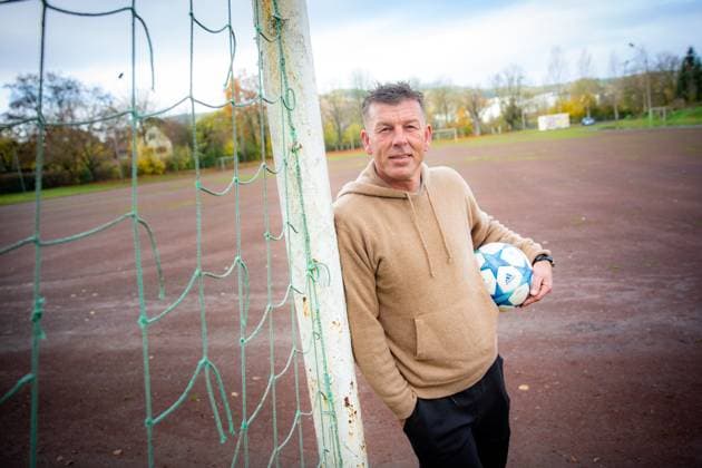 Bilder des Jahres 2023, Sport 11 November Sport Themen der Woche KW46 Sport Bilder des Tages Jena , 161123 , Ex-Nationalspieler Bernd Schneider in Jena am Sportplatz rote Erde zumk 50. Geburtstag *** Jena , 161123 , Former national player Bernd Schneider in Jena at the Red Earth sports ground for his 50th birthday