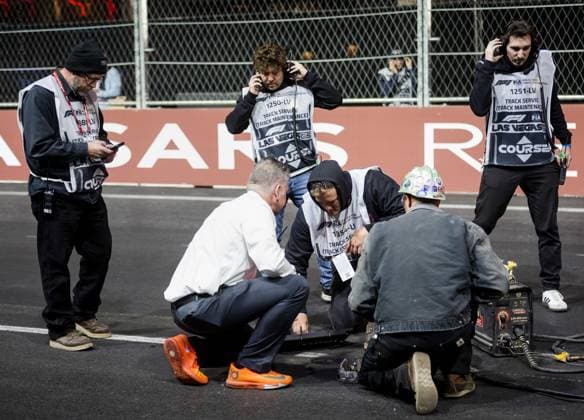 LAS VEGAS - Employees check manhole covers after a loose manhole cover caused the 1st free practice session to be halted prematurely prior to the Las Vegas Formula 1 Grand Prix at the Las Vegas Strip Circuit in Nevada. ANP SEM VAN DER WAL F1 Grand Prix of Las Vegas - Practice 2022 23 xVIxANPxSportx xxANPxIVx 484067741 originalFilename: 484067741.jpg