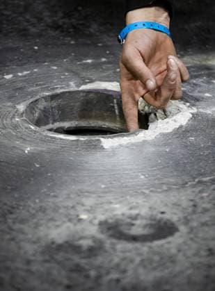 LAS VEGAS - The loose manhole cover caused the 1st free practice to be halted prematurely prior to the Las Vegas Formula 1 Grand Prix at the Las Vegas Strip Circuit in Nevada. ANP SEM VAN DER WAL F1 Grand Prix of Las Vegas - Practice 2022 23 xVIxANPxSportx xxANPxIVx 484067816 originalFilename: 484067816.jpg